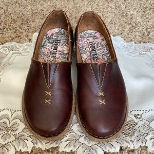 Womens Born slip on leather loafers, Sz. 7 VGC!! Little wear!